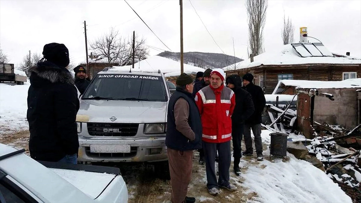 Türk Kızılayından Evi Yanan Ailelere Yardım