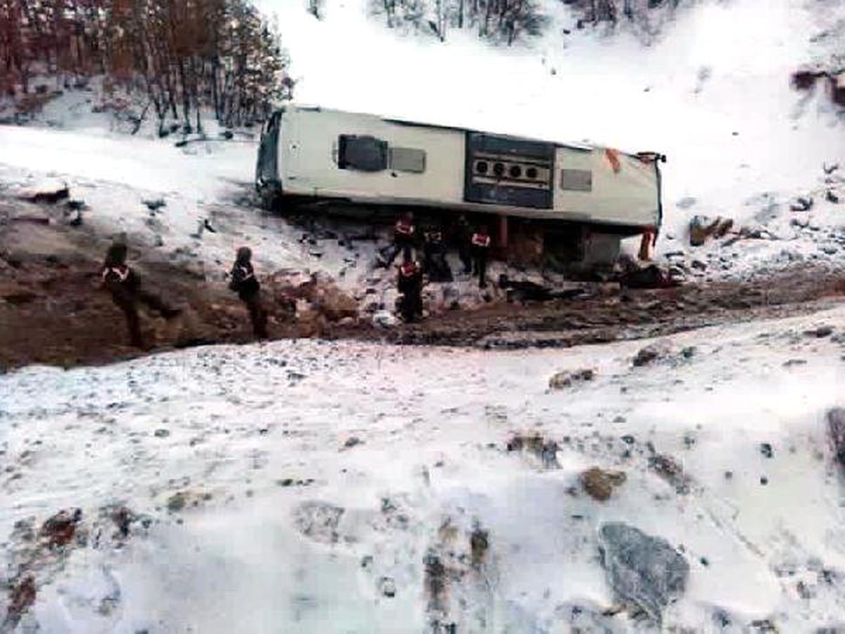 Yolcu Otobüsü Şarampole Yuvarlandı: 21 Yaralı