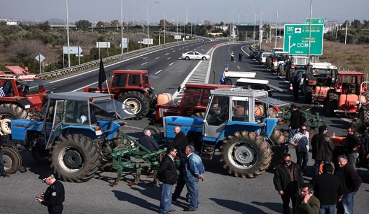 Yunanistan\'da Çiftçiler Meydanlara İndi