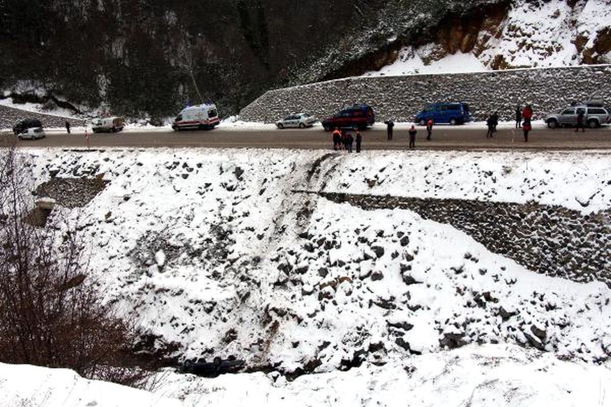 Zonguldak\'ta Otomobil Dereye Uçtu: 4 Yaralı