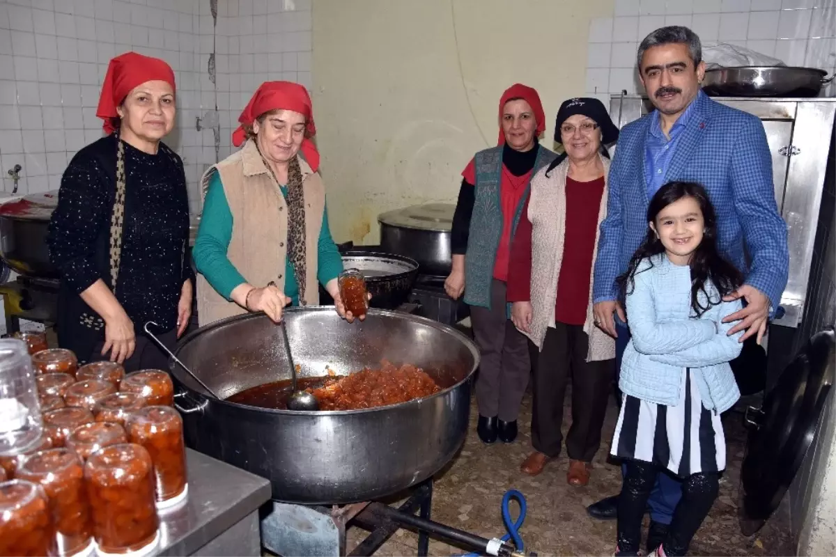 Alıcık, Sokaktan Topladıklarıyla İhtiyaç Sahiplerini Sevindiren Anneleri Kutladı