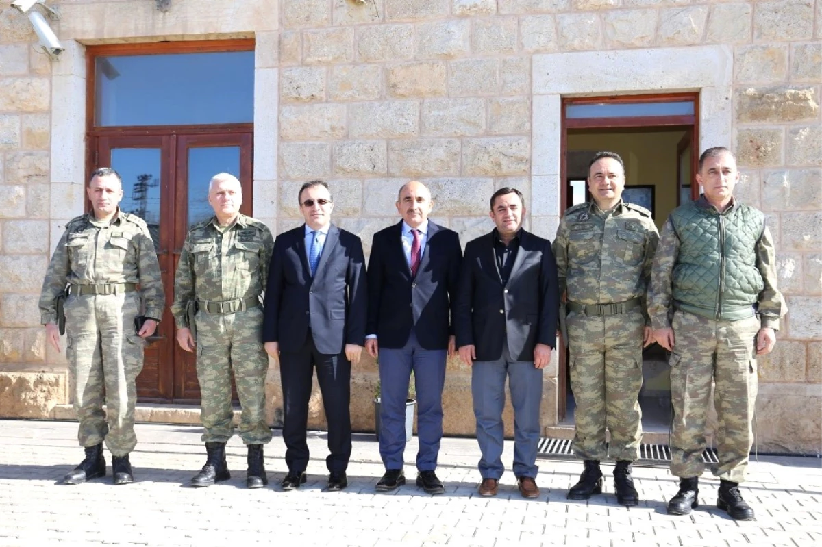 Ev Kadınlarının Yaptığı Atkı ve Bereler Askerlere Teslim Edildi