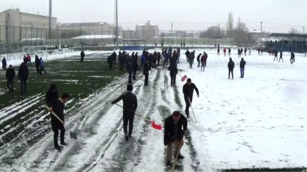 Futbol Sahasındaki Karları Taraftar Temizledi