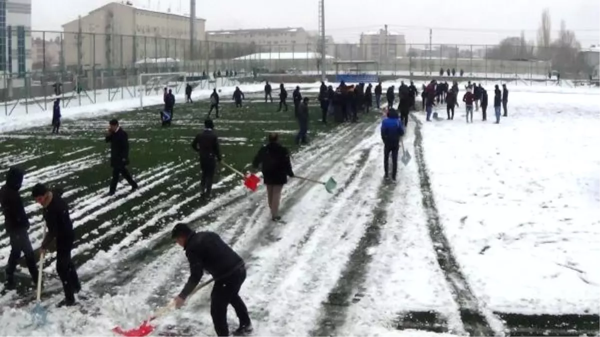 Futbol Sahasındaki Karları Taraftar Temizledi