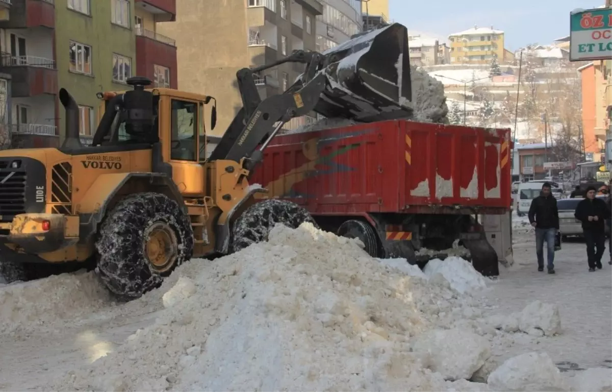 Hakkari\'de Kar Temizleme Çalışması