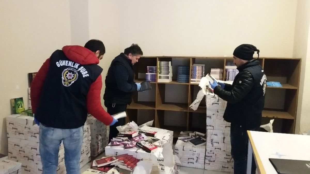 İstanbul\'da 220 Bin TL\'lik Korsan Kitap Operasyonu