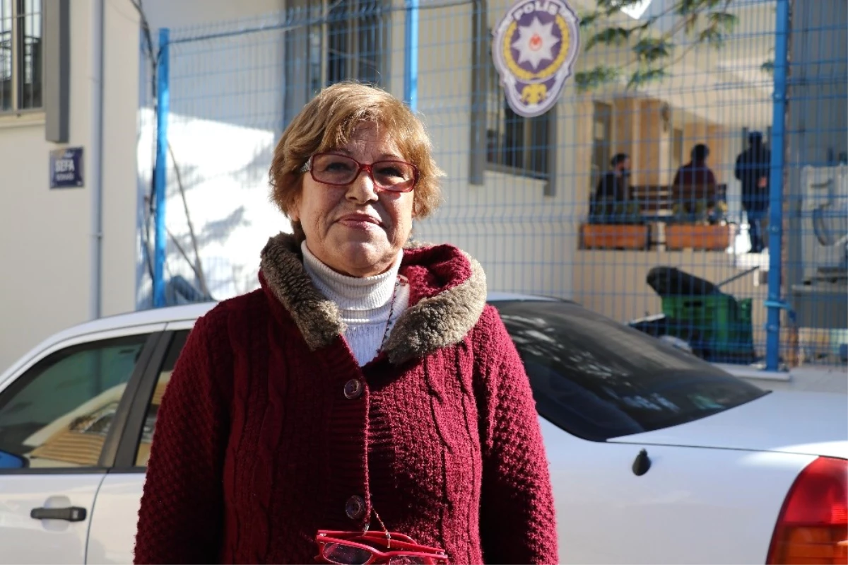 İzmir\'de Referandum Çalışması Yapan CHP\'li Kadınlara Saldırı