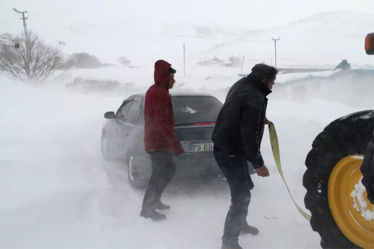 Kar ve Tipiden Kapanan Yolda Mahsur Kalan Öğrenciler Kurtarıldı