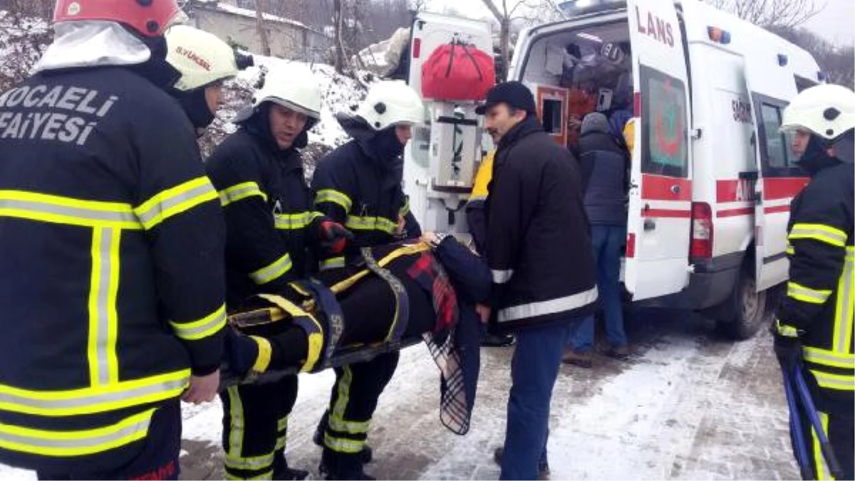 Karla Kaplı Yolda Kayan Cip Eve Çarptı: 5 Yaralı