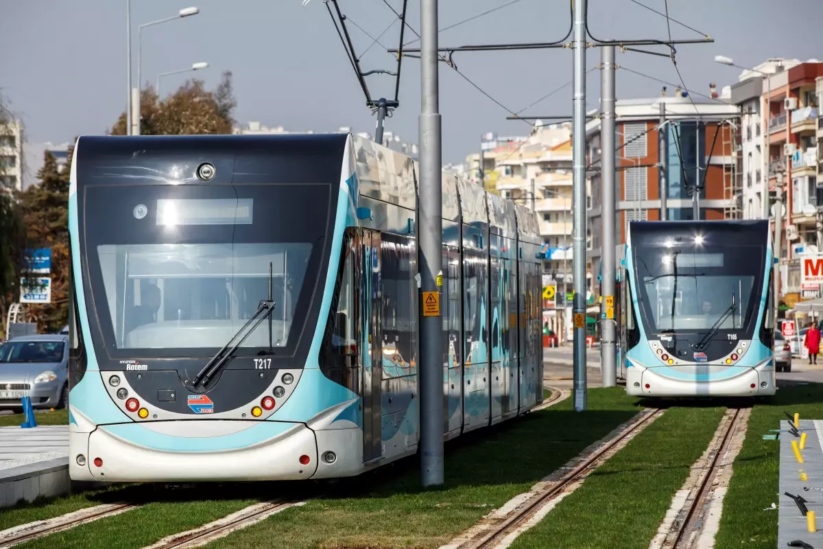 Karşıyaka Tramvayı\'nın 17 aracı da geldi