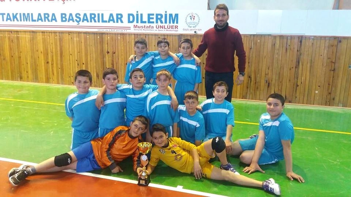 Küçük Erkekler Hentbol Şampiyonu Ortahisar Ortaokulu Oldu