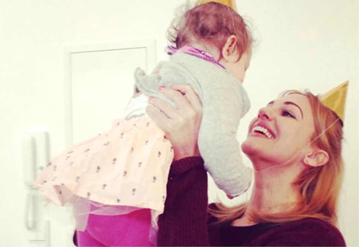 Meryem Uzerli Tıpkı Kendi Gibi Güzel Bebeğiyle Instagram\'dan Fotoğraf Paylaştı