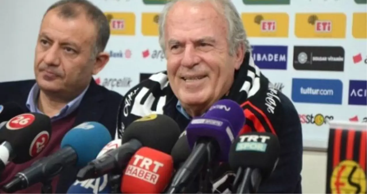 Mustafa Denizli, Düzenlenen Basın Toplantısında Eskişehirspor\'a İmza Attı