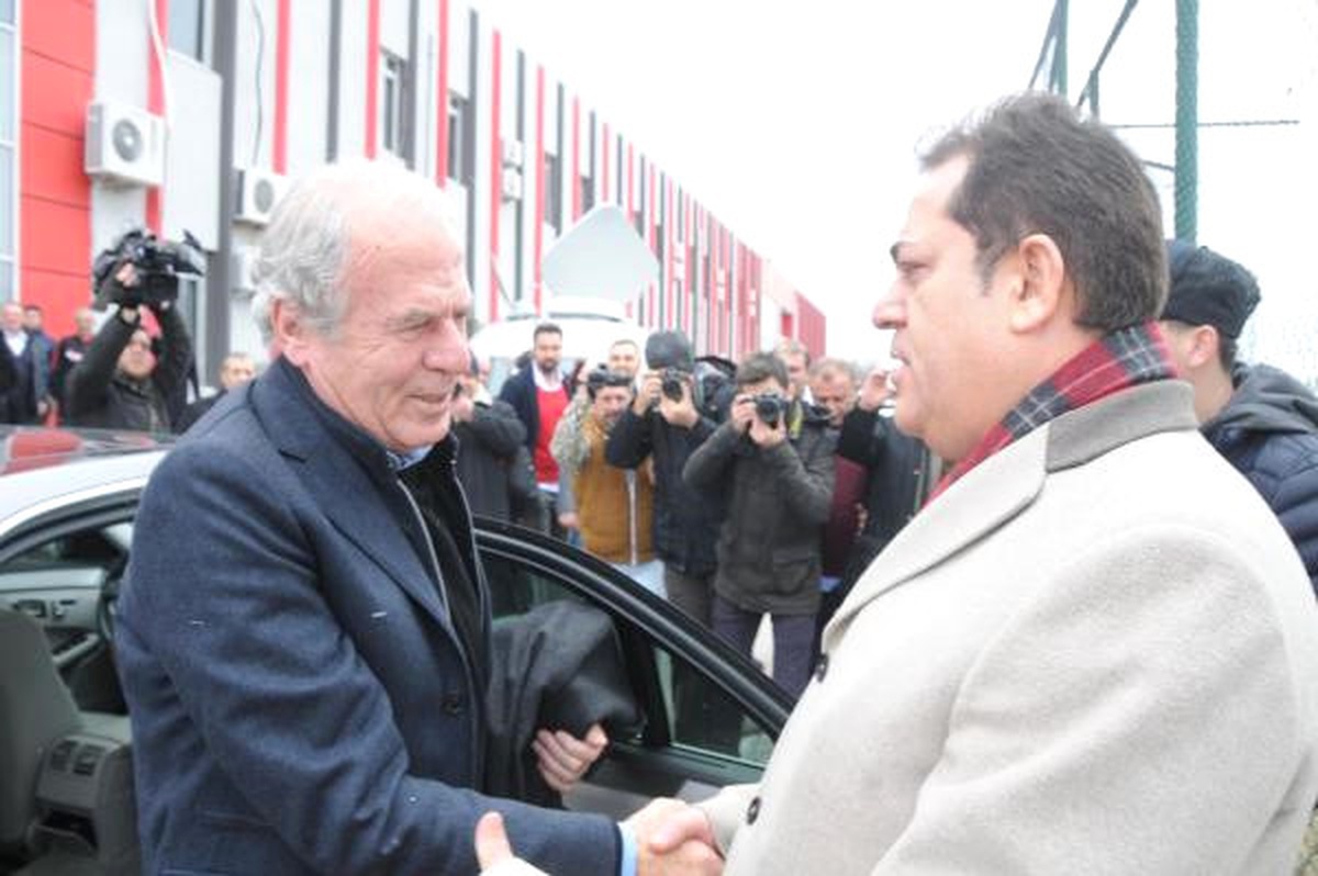Mustafa Denizli\'ye, Eskişehir\'de Coşkulu Karşılama
