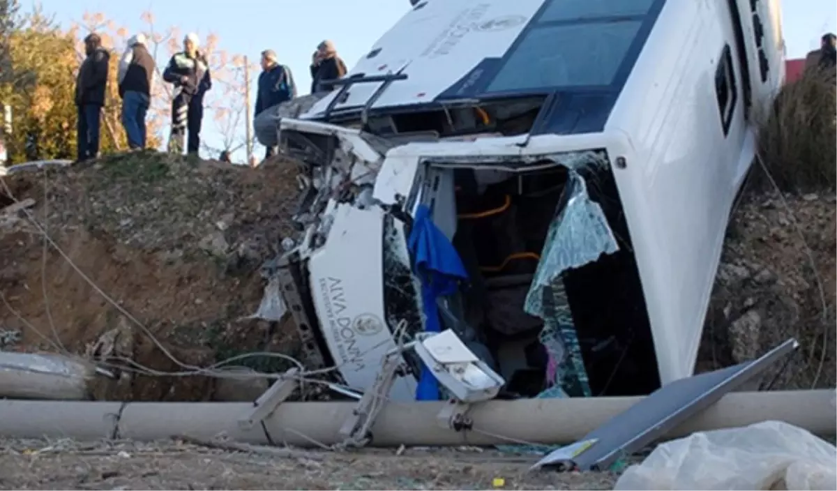 Otel Servisi Devrildi: 6 Yaralı