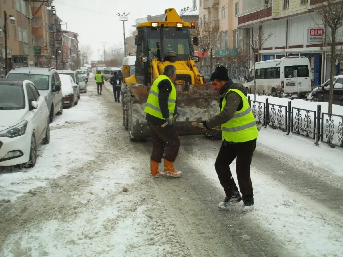 Özalp Belediyesinden Yol Tuzlama Çalışması