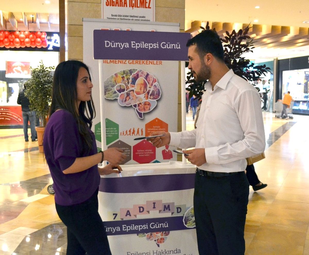 Piazza\'da Ziyaretçiler Epilepsi Hastalığına Karşı Bilgilendirildi