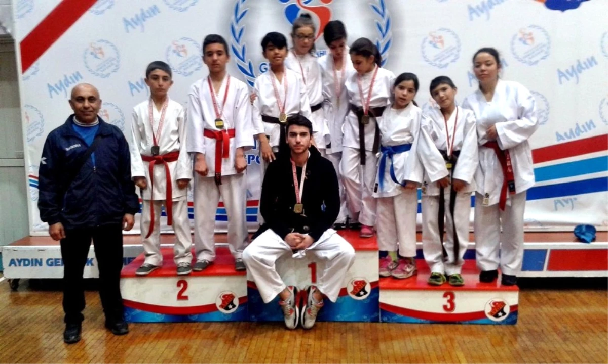 Sökeli Karateciler Aydın\'dan 9 Madalyayla Döndü