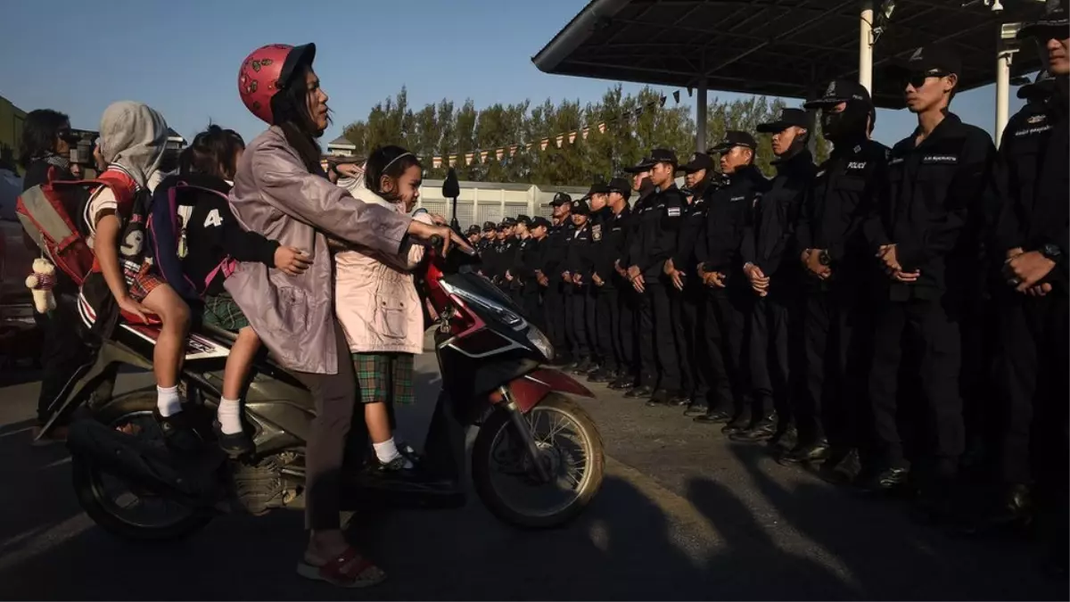 Tayland\'da Polis, Para Aklamakla Suçlanan Budist Rahibin Tapınağını Bastı