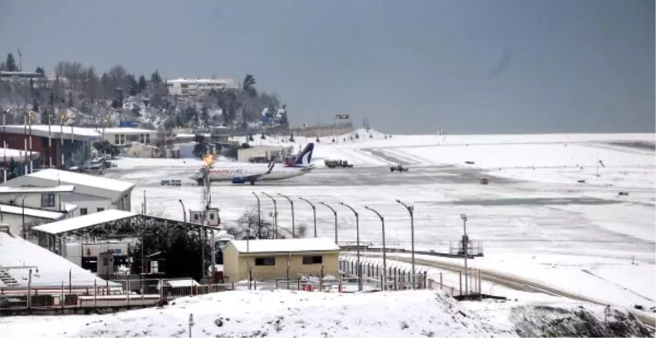 Trabzon\'da Kar Yağışı Uçak Seferlerini Aksattı