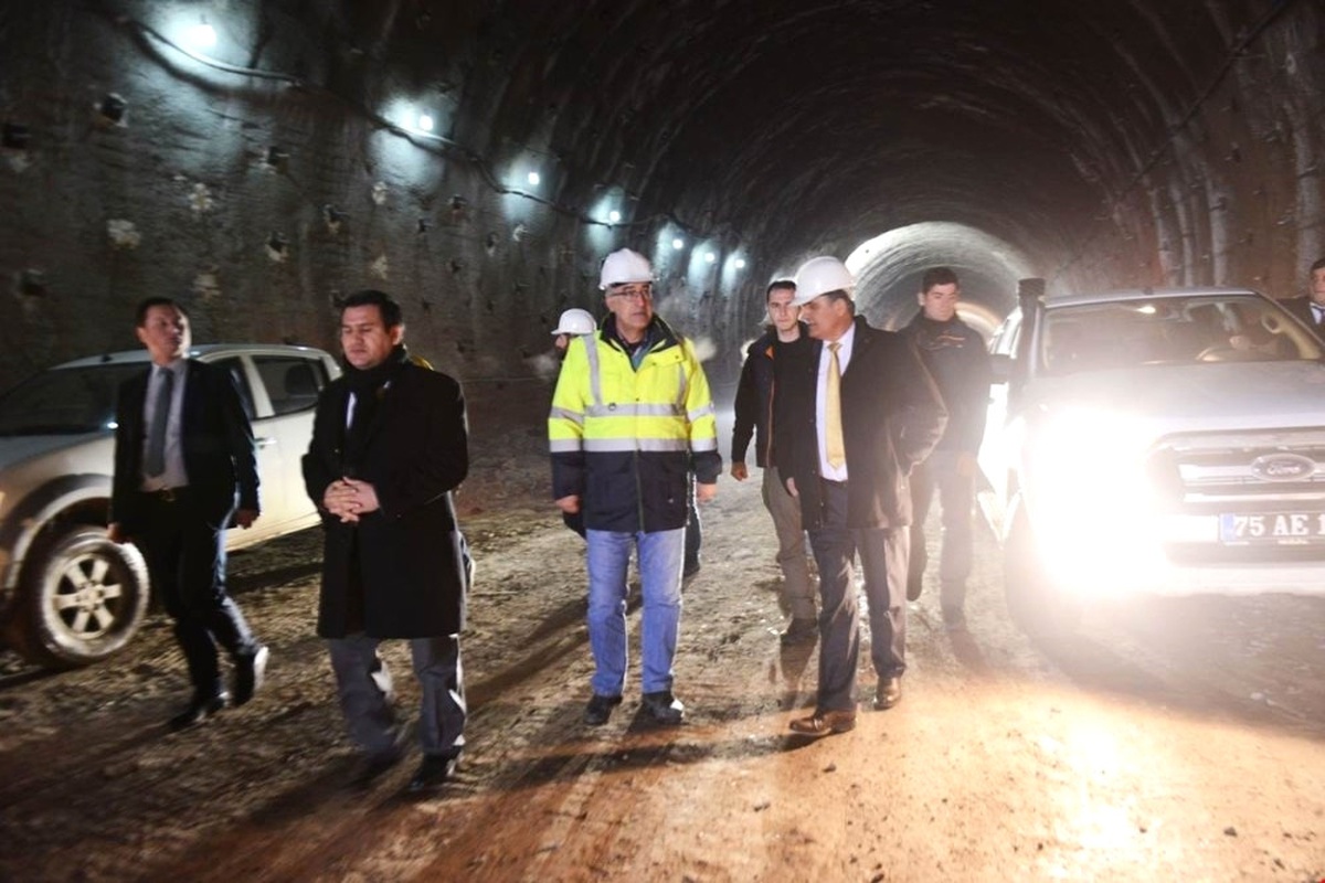 Vali Özefe, Bakü-Tiflis-Kars Demir İpekyolu ile Mozeret Tüneli İnşaatlarını Denetledi