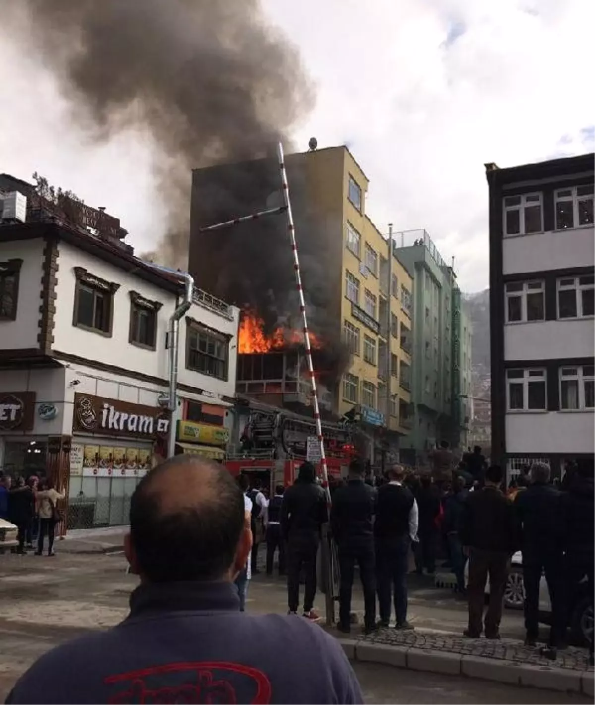 Amasya\'da 3 Katlı Restoranın Çatı Katı Yandı