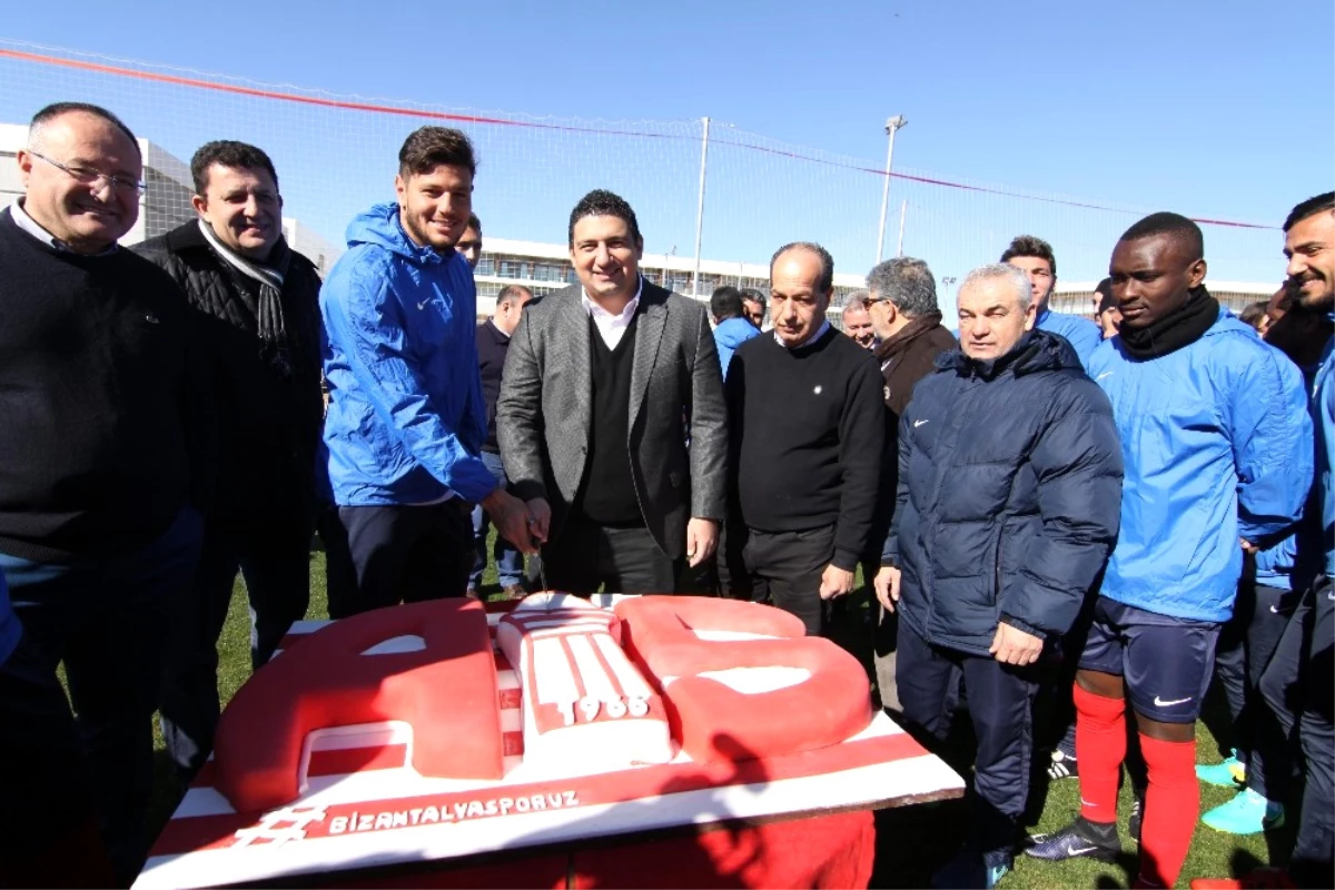 Antalyaspor Başkanı Öztürk\'e Doğum Günü Kutlaması