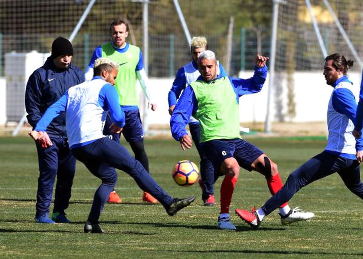 Antalyaspor Başkanı Öztürk\'e Pastalı Kutlama