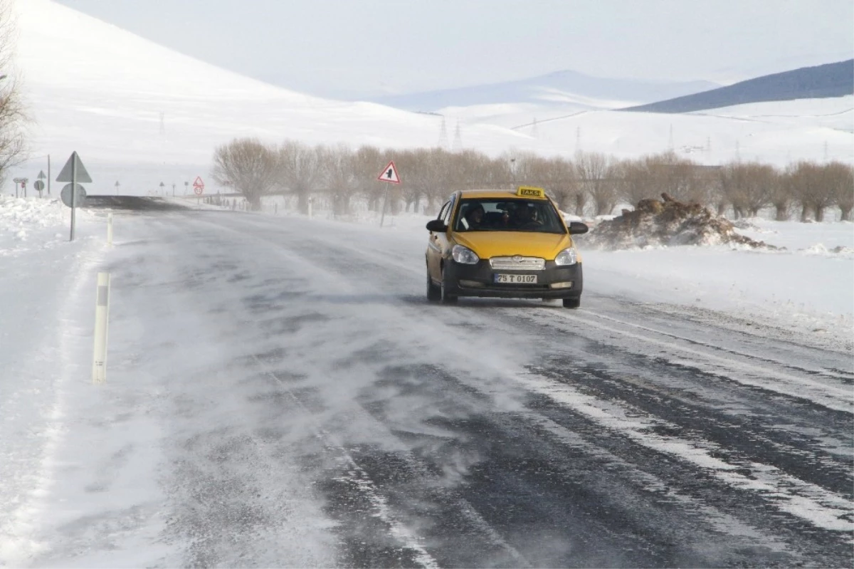 Ardahan\'da Tipi Ulaşımı Aksatıyor