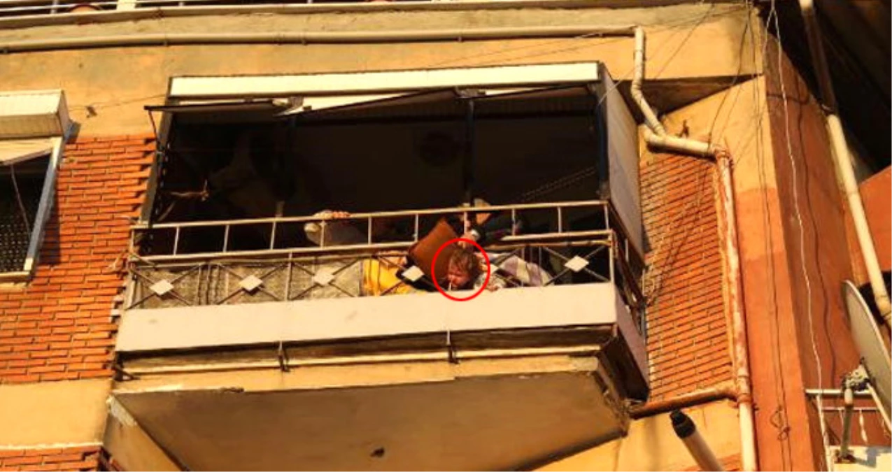 Başı Balkon Demirlerine Sıkışan Çocuğu İtfaiye Kurtardı