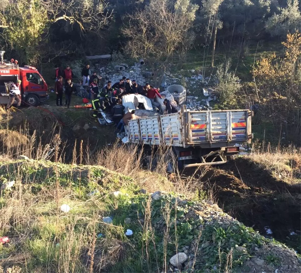 Beton Yüklü Kamyon Şarampole Uçtu