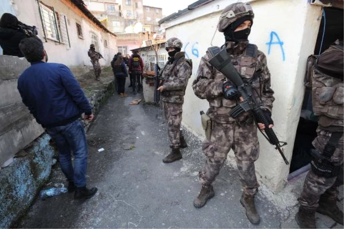 Özel Harekat Polisi Beyoğlu ve Şişli\'de Uyuşturucu Avına Çıktı