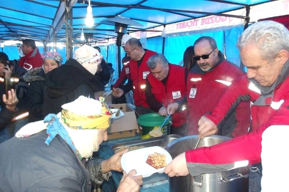 Türk Kızılayından Depremzedelere Yemek Servisi