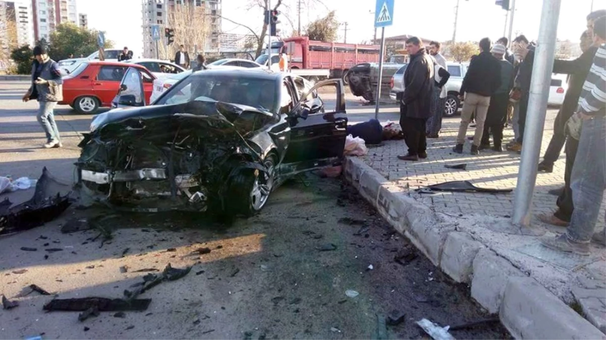 Erdemli\'de Trafik Kazası: 3 Ağır Yaralı