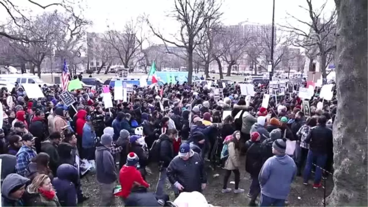 Göçmenler Trump\'ı Protesto Etti