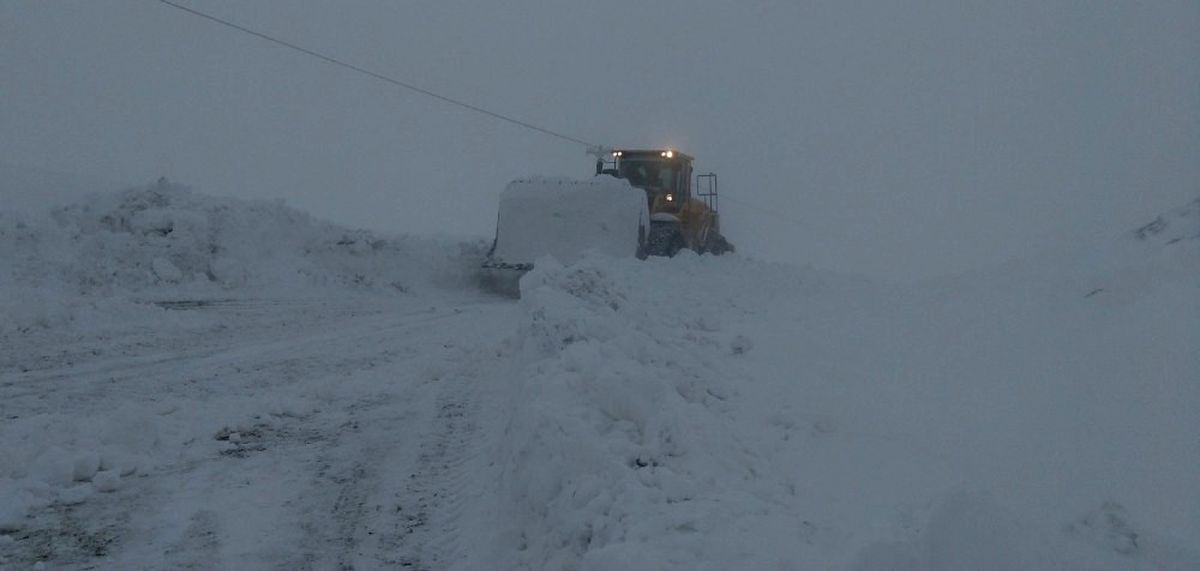 Hakkari\'de 32 Köy ile 131 Mezra Yolu Ulaşıma Kapandı