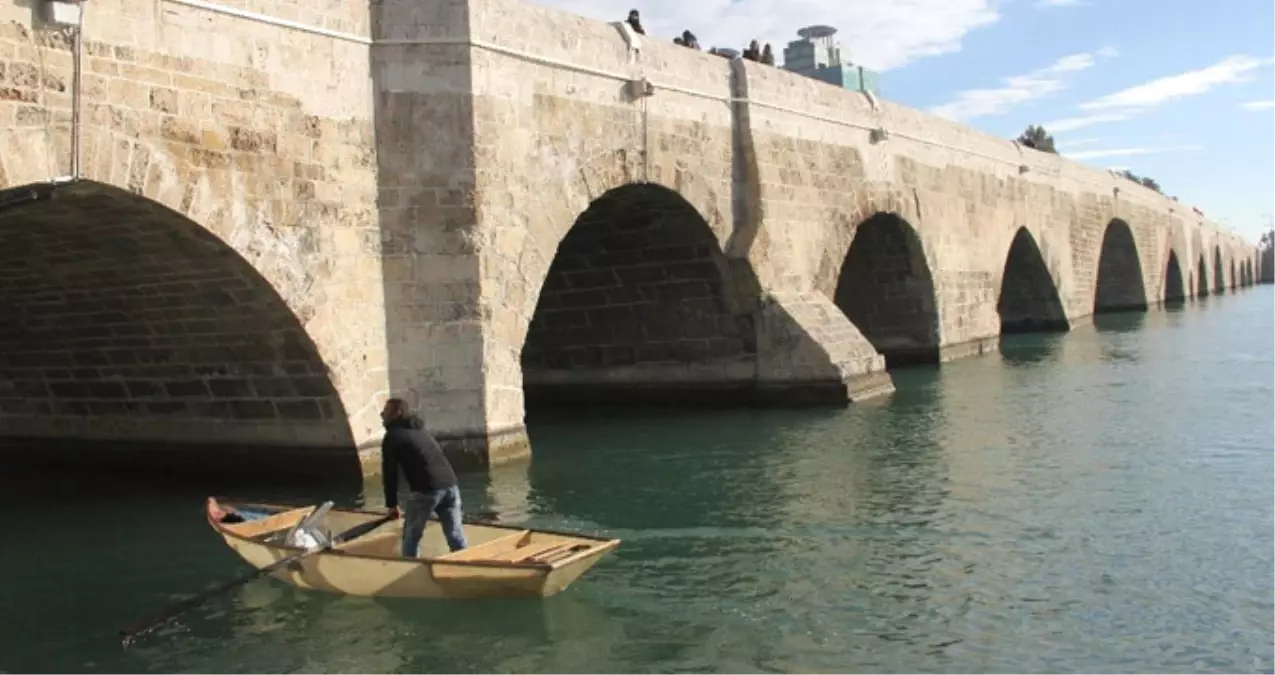 Adana\'da Bir Genç, Köprüden Nehre Düşen Kadını Kayıkla Kurtardı