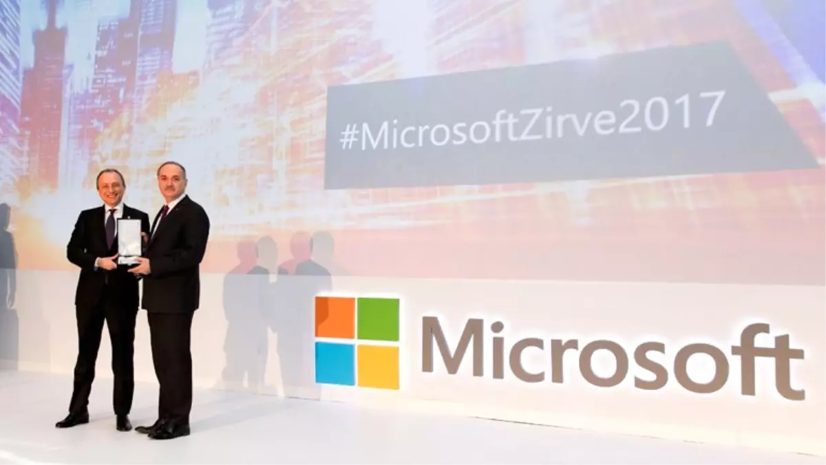 Microsoft Zirvesi\'nde Dijital Dönüşüm