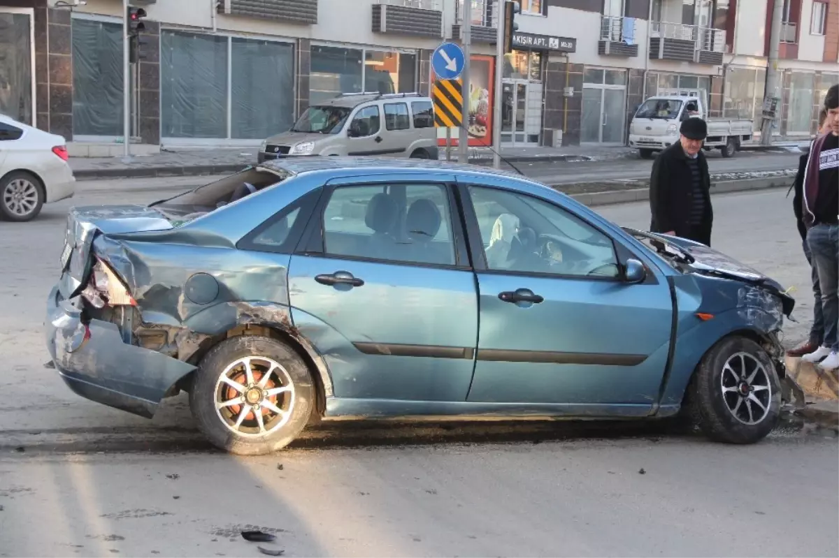 Öğrenci Servisi ile Otomobil Çarpıştı: 3 Yaralı