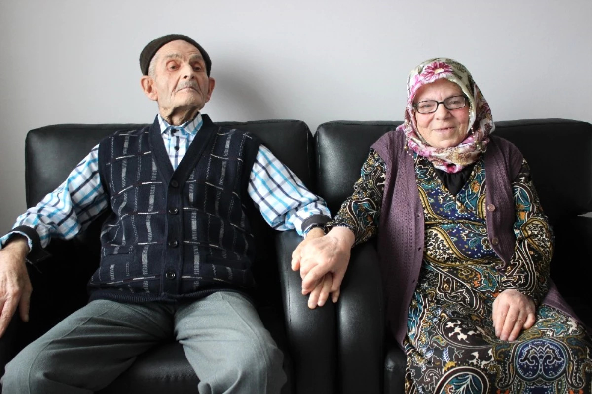 Huzurevinin 50 Yıllık Aşık Çifti Konuşmadan Gözleriyle Anlaşıyorlar