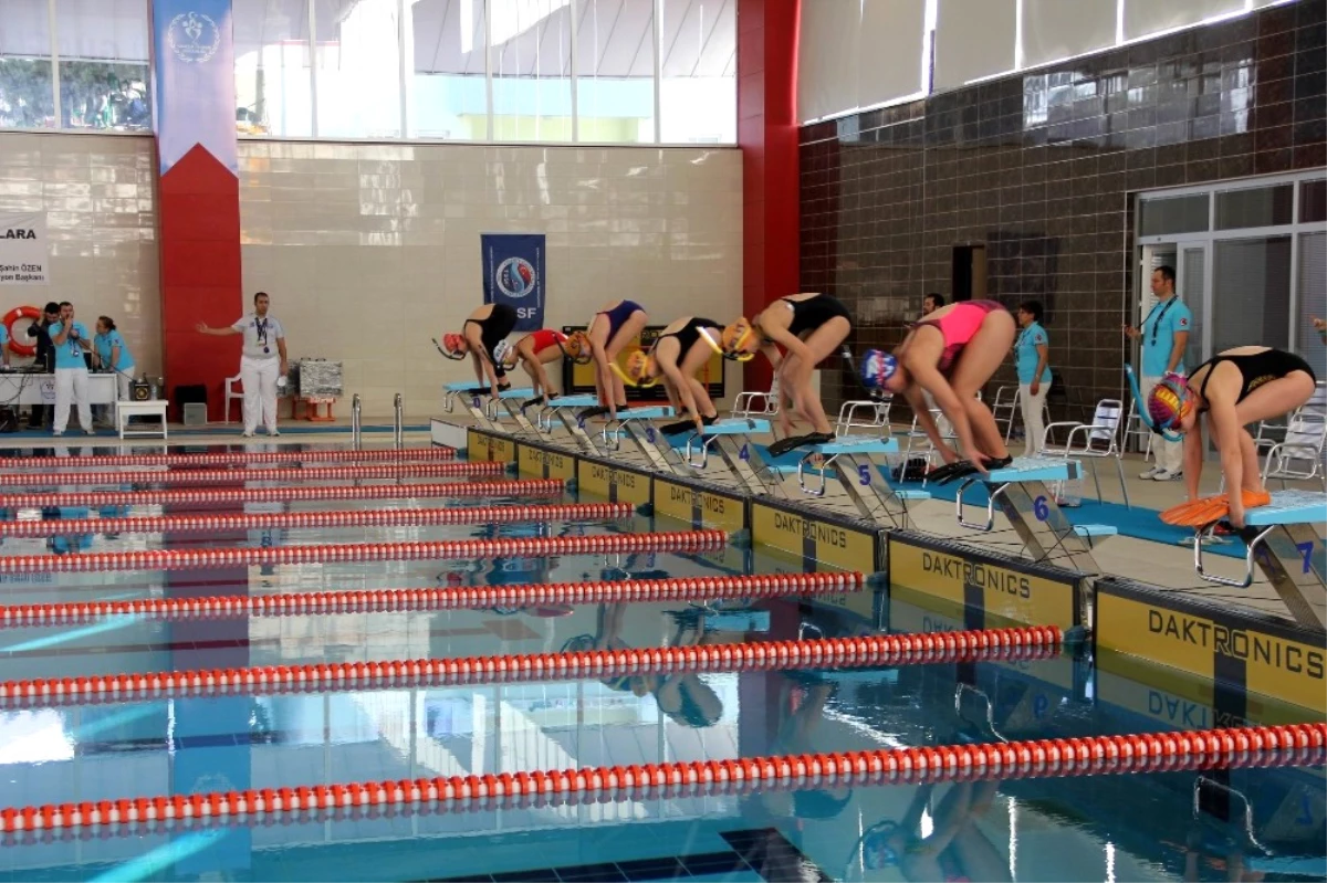 Paletli Yüzme Gençler Türkiye Şampiyonası" Samsun\'da Başladı
