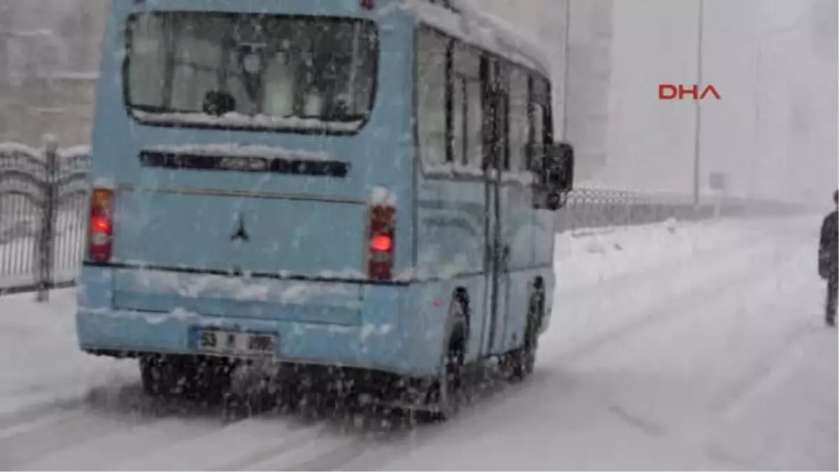 Rize\'de Hastane Yolu Kar Nedeniyle Ulaşıma Kapandı, Hastalar Yolda Kaldı