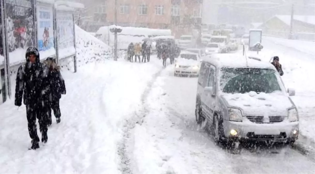 Rize\'de Hastane Yolu Kar Nedeniyle Ulaşıma Kapandı, Hastalar Yolda Kaldı