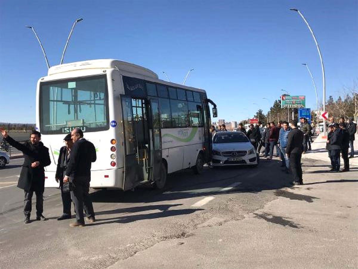 Şanlıurfa\'da Otobüs Otomobille Çarpıştı: 3 Yaralı