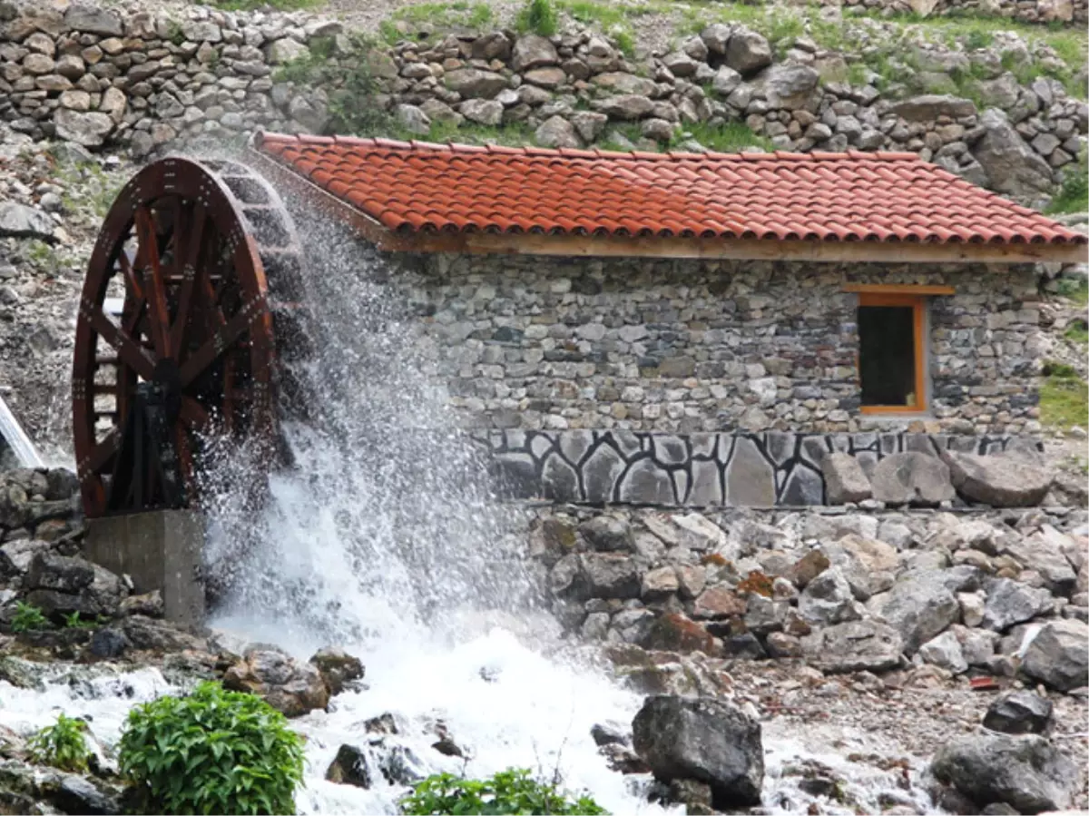 Şehir Stresinden Bıktığı İçin 350 Yıllık Su Değirmenini Alıp İşletti