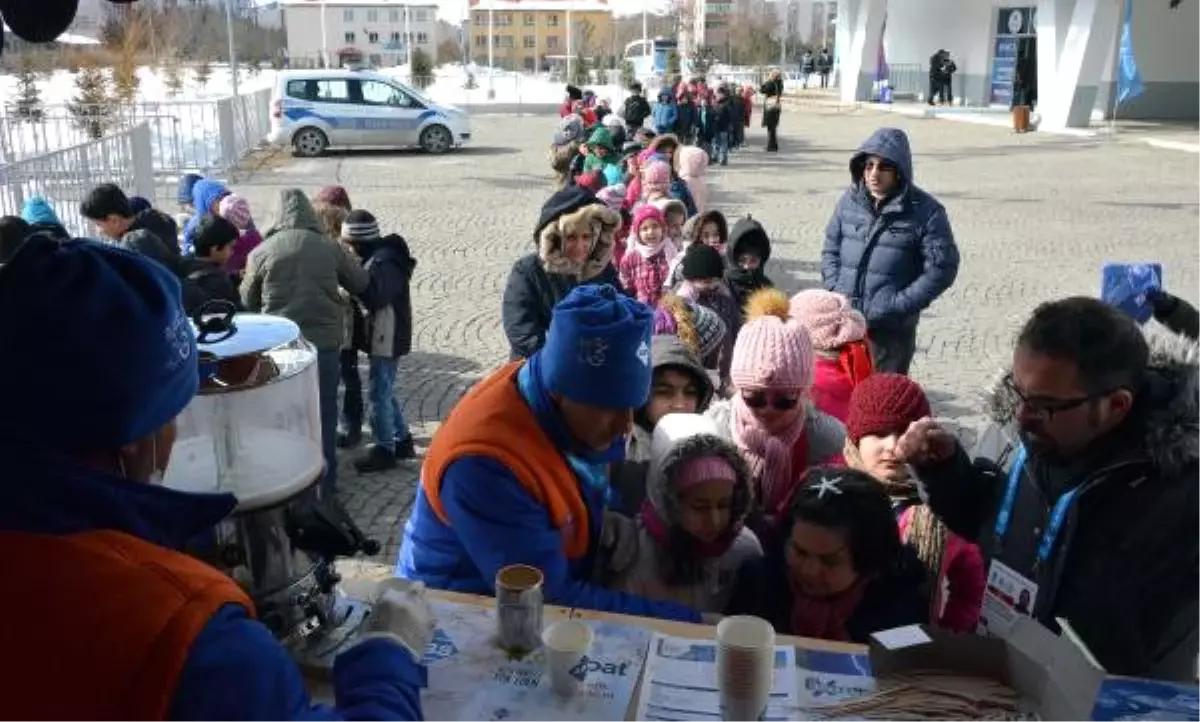 Soğuk Havada, Bedava Sıcak Salep Kuyruğu