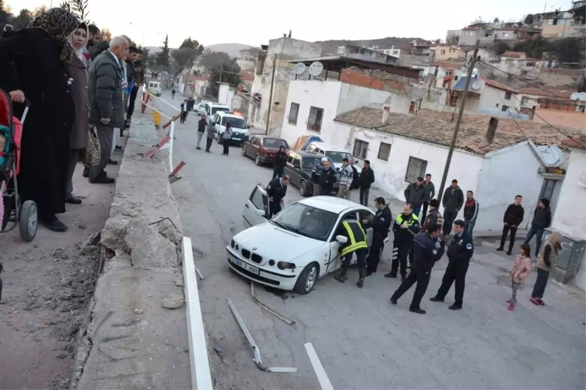 Söke\'de Otomobil 3 Metreden Alt Yola Uçtu