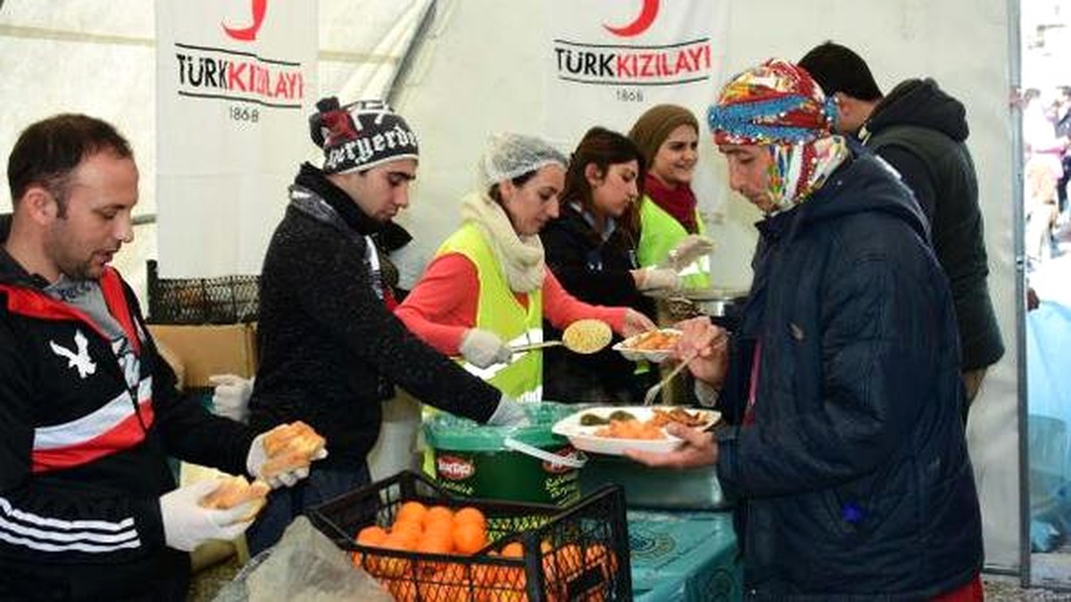 Türk Kızılayı\'ndan Depremzedelere Sıcak Aş