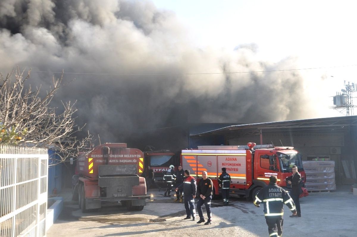 Adana\'da Mobilya Fabrikasında Yangın