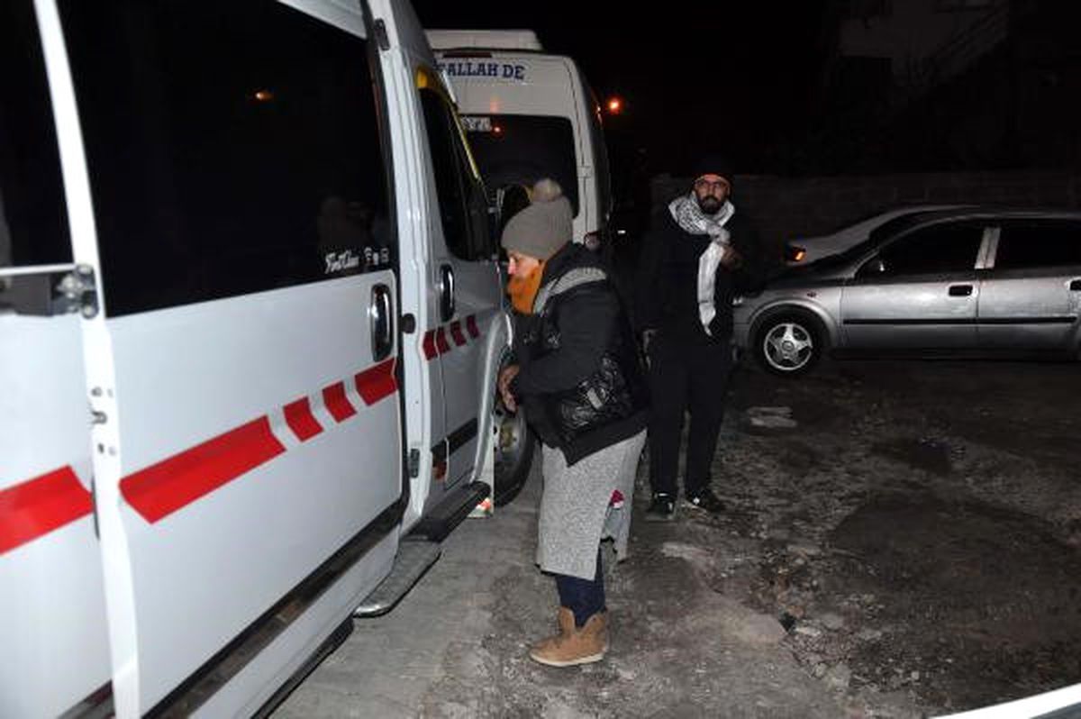 Ayvacık\'ta 61 Kaçak Sahilde Yakalandı